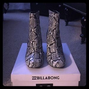 Luna Billabong Booties *snakeskin print” size 6M